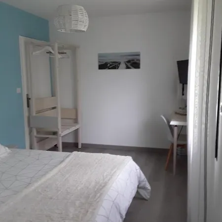 D'hotes Les Iris A Sur Le Bassin D'arcachon Bed & Breakfast 4*